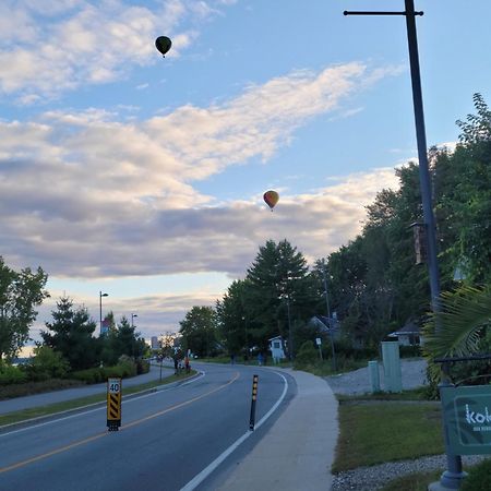 Kokomo Inn Bed And Breakfast Ottawa-Gatineau'S Only Tropical Riverfront B&B On The National Capital Cycling Pathway Route Verte #1 - For Adults Only - Chambre D'Hotes Tropical Aux Berges Des Outaouais Bnb #17542O Екстериор снимка