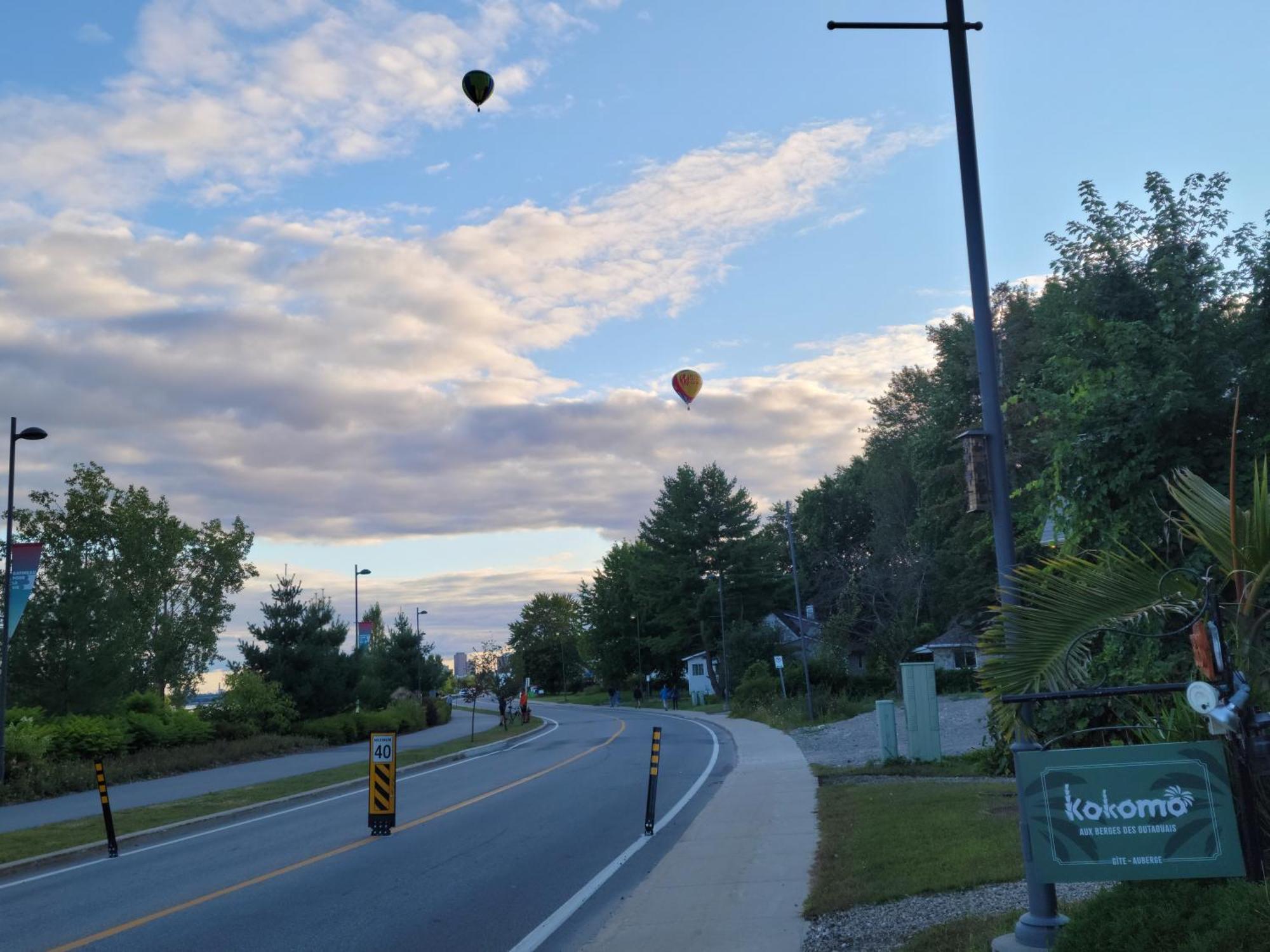 Kokomo Inn Bed And Breakfast Ottawa-Gatineau'S Only Tropical Riverfront B&B On The National Capital Cycling Pathway Route Verte #1 - For Adults Only - Chambre D'Hotes Tropical Aux Berges Des Outaouais Bnb #17542O Екстериор снимка