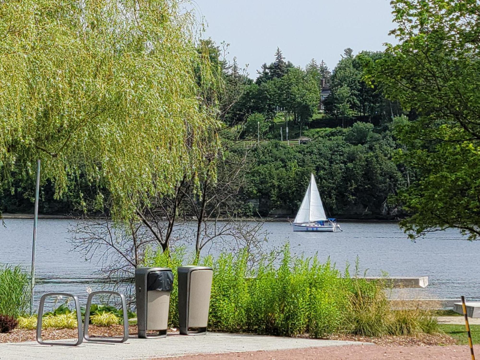 Kokomo Inn Bed And Breakfast Ottawa-Gatineau'S Only Tropical Riverfront B&B On The National Capital Cycling Pathway Route Verte #1 - For Adults Only - Chambre D'Hotes Tropical Aux Berges Des Outaouais Bnb #17542O Екстериор снимка
