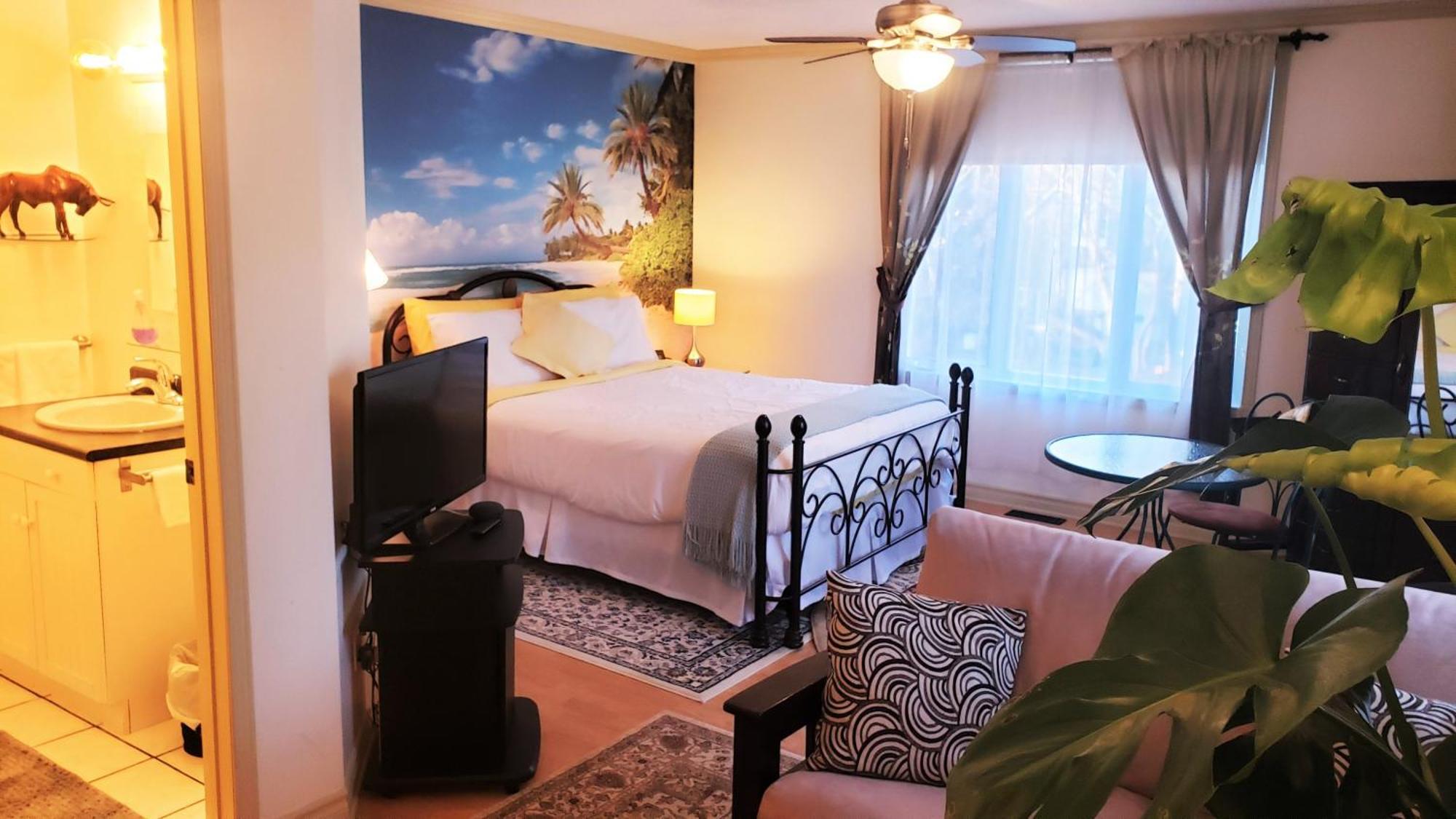 Kokomo Inn Bed And Breakfast Ottawa-Gatineau'S Only Tropical Riverfront B&B On The National Capital Cycling Pathway Route Verte #1 - For Adults Only - Chambre D'Hotes Tropical Aux Berges Des Outaouais Bnb #17542O Екстериор снимка