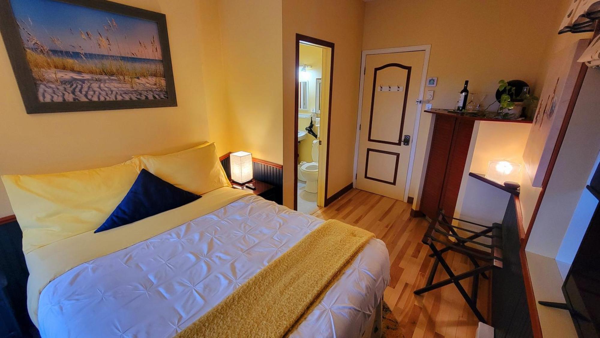 Kokomo Inn Bed And Breakfast Ottawa-Gatineau'S Only Tropical Riverfront B&B On The National Capital Cycling Pathway Route Verte #1 - For Adults Only - Chambre D'Hotes Tropical Aux Berges Des Outaouais Bnb #17542O Екстериор снимка