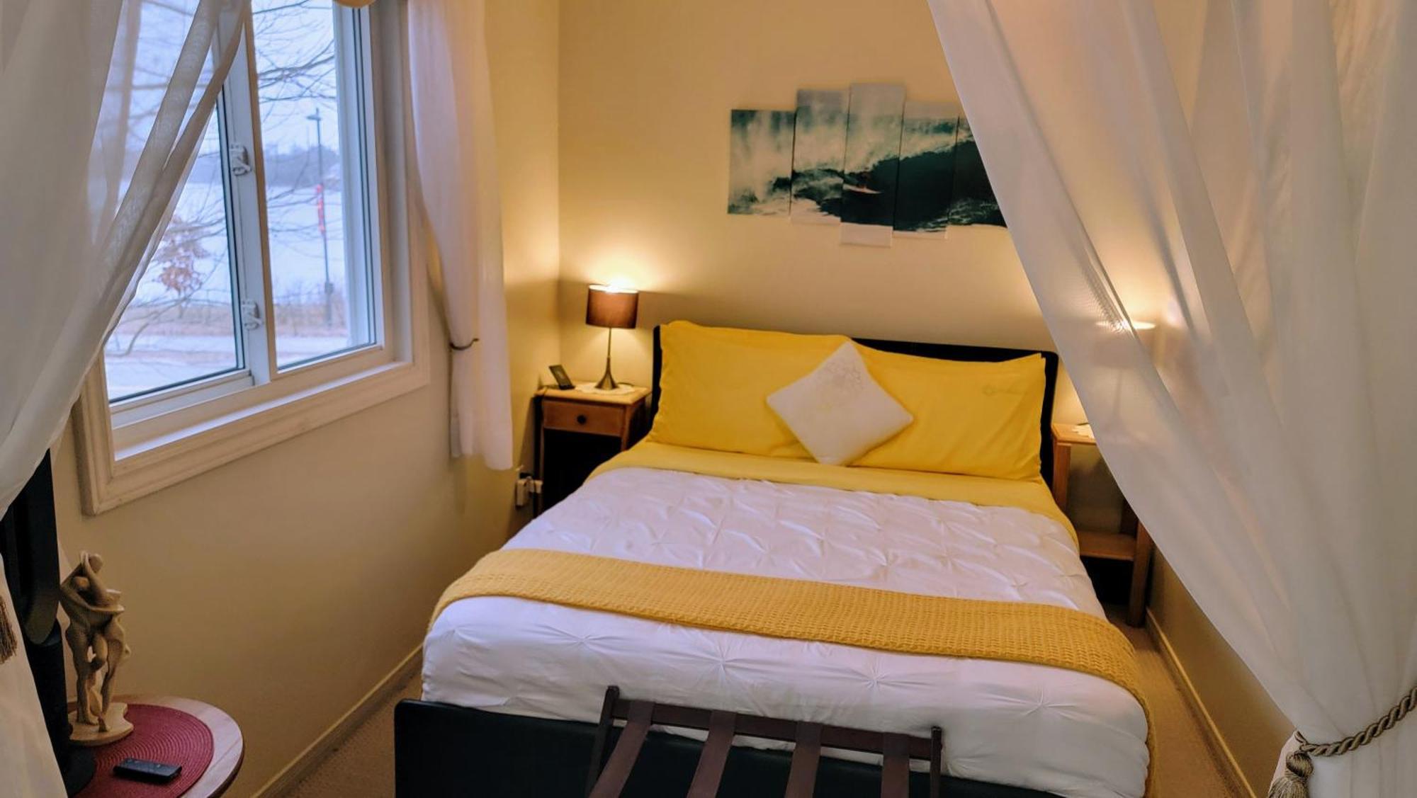 Kokomo Inn Bed And Breakfast Ottawa-Gatineau'S Only Tropical Riverfront B&B On The National Capital Cycling Pathway Route Verte #1 - For Adults Only - Chambre D'Hotes Tropical Aux Berges Des Outaouais Bnb #17542O Екстериор снимка