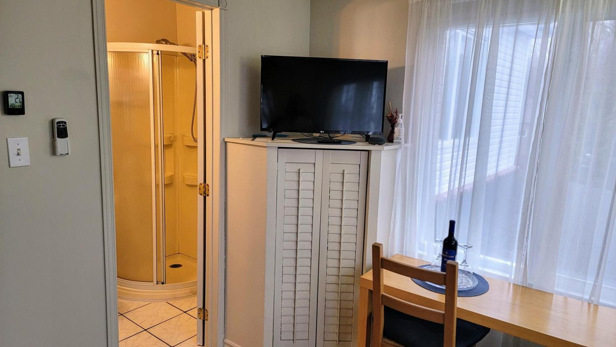 Kokomo Inn Bed And Breakfast Ottawa-Gatineau'S Only Tropical Riverfront B&B On The National Capital Cycling Pathway Route Verte #1 - For Adults Only - Chambre D'Hotes Tropical Aux Berges Des Outaouais Bnb #17542O Екстериор снимка