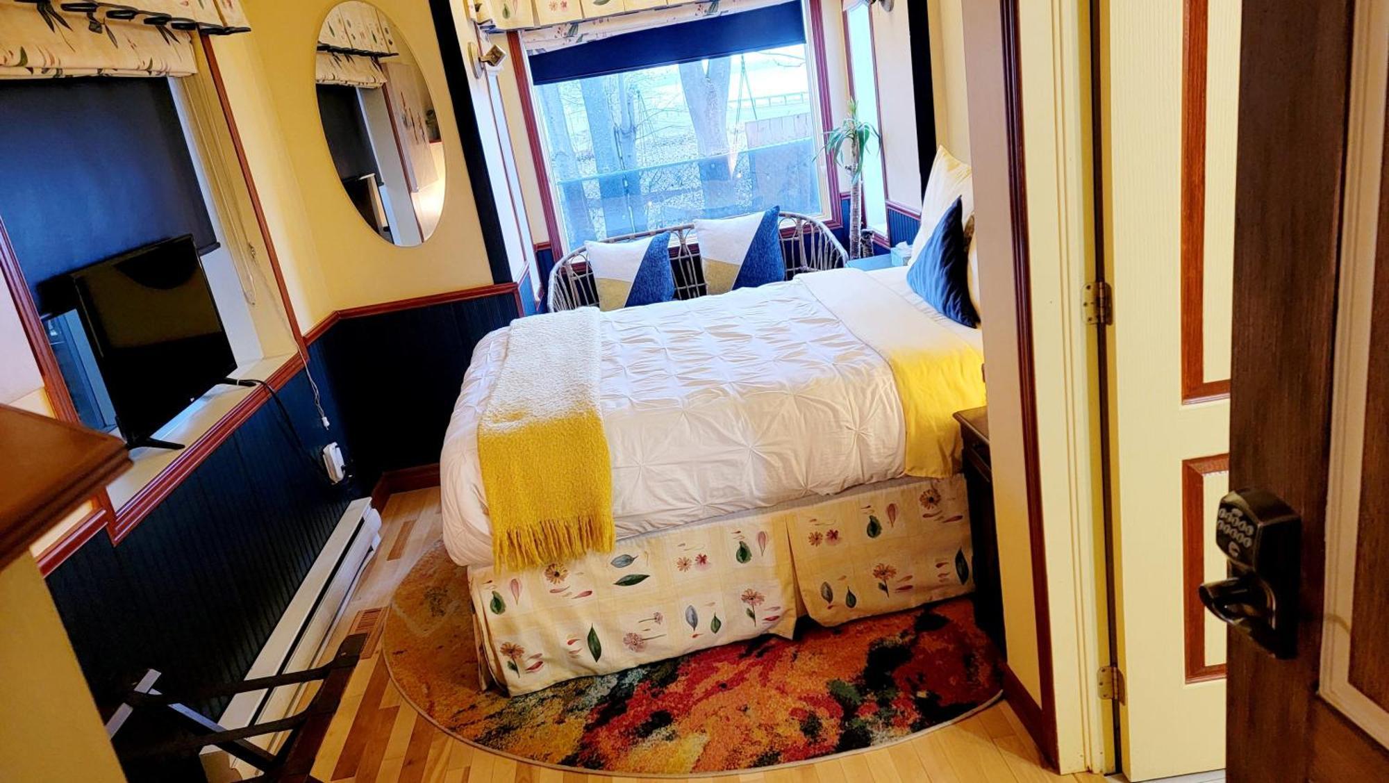 Kokomo Inn Bed And Breakfast Ottawa-Gatineau'S Only Tropical Riverfront B&B On The National Capital Cycling Pathway Route Verte #1 - For Adults Only - Chambre D'Hotes Tropical Aux Berges Des Outaouais Bnb #17542O Екстериор снимка