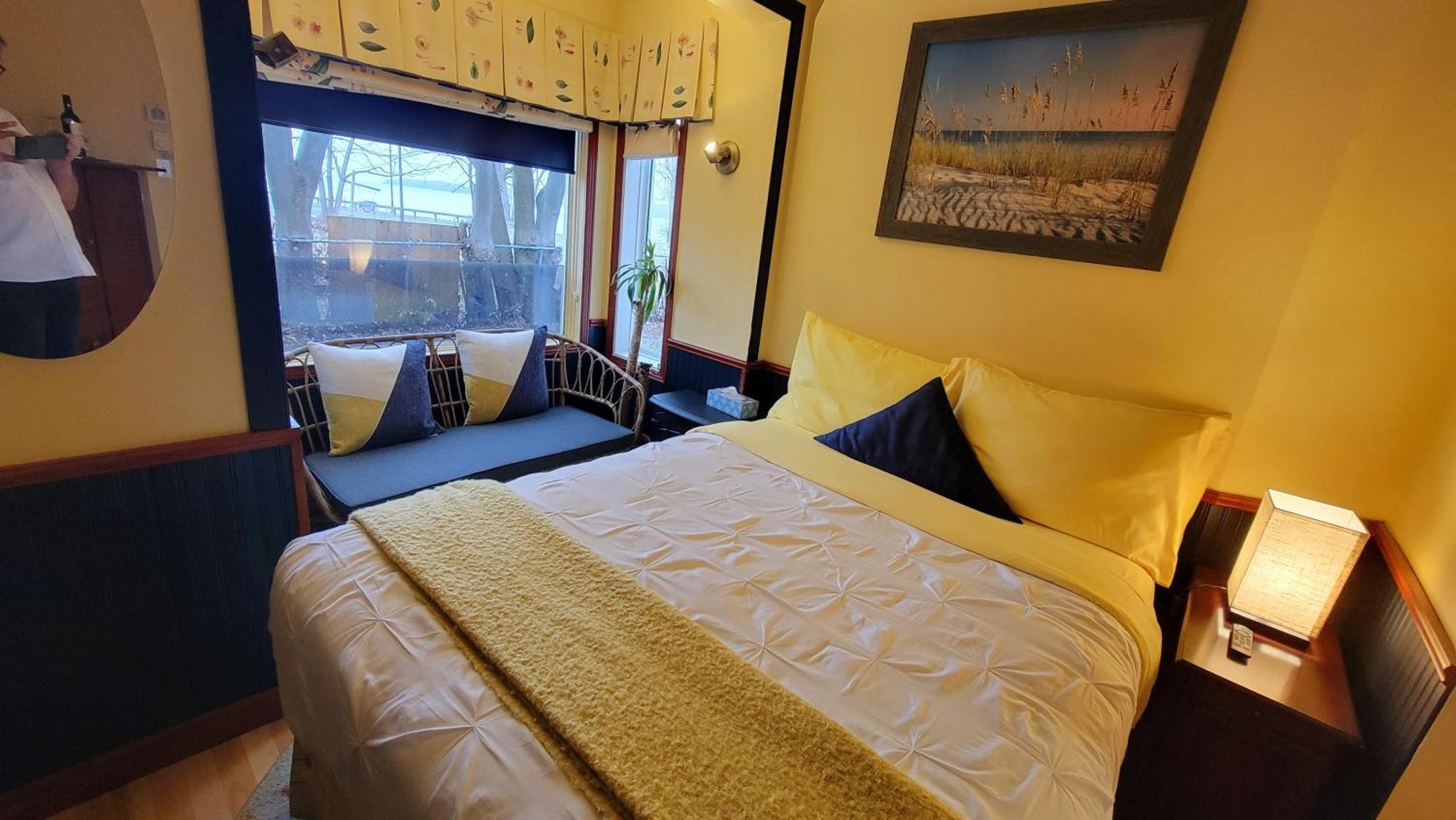 Kokomo Inn Bed And Breakfast Ottawa-Gatineau'S Only Tropical Riverfront B&B On The National Capital Cycling Pathway Route Verte #1 - For Adults Only - Chambre D'Hotes Tropical Aux Berges Des Outaouais Bnb #17542O Стая снимка