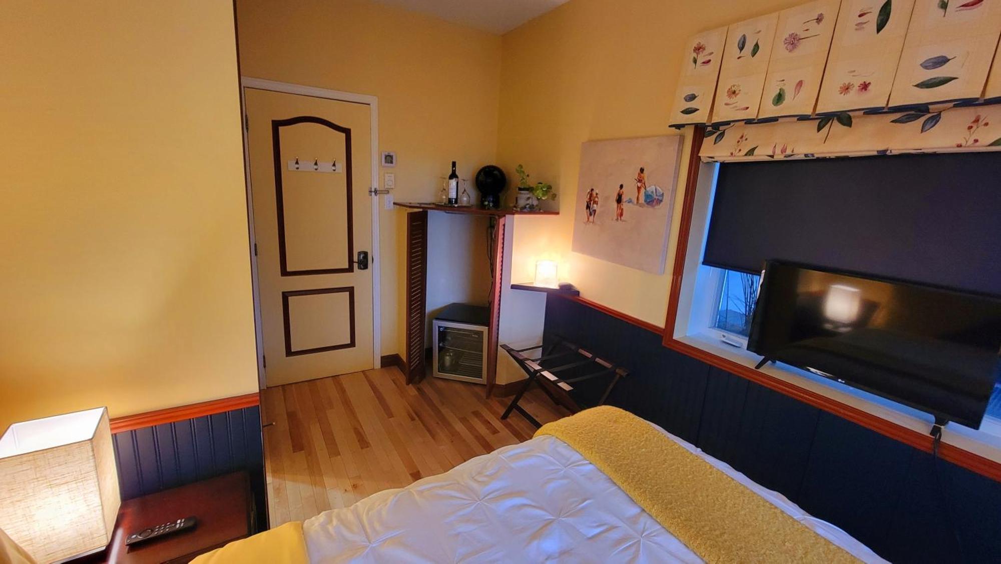 Kokomo Inn Bed And Breakfast Ottawa-Gatineau'S Only Tropical Riverfront B&B On The National Capital Cycling Pathway Route Verte #1 - For Adults Only - Chambre D'Hotes Tropical Aux Berges Des Outaouais Bnb #17542O Стая снимка