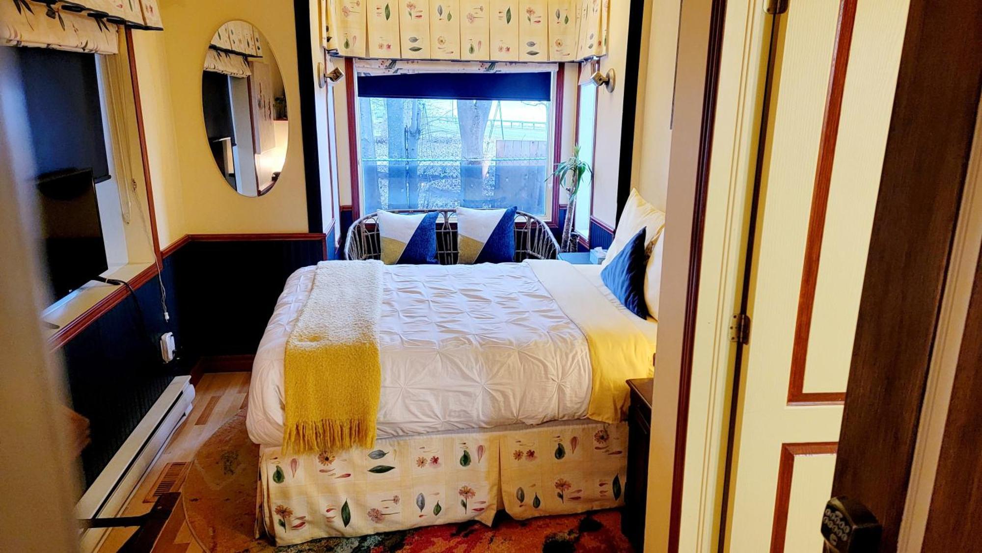 Kokomo Inn Bed And Breakfast Ottawa-Gatineau'S Only Tropical Riverfront B&B On The National Capital Cycling Pathway Route Verte #1 - For Adults Only - Chambre D'Hotes Tropical Aux Berges Des Outaouais Bnb #17542O Стая снимка